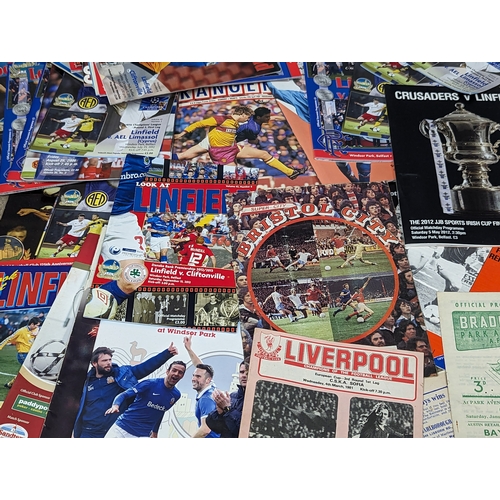 585L - A quantity of 1950s, 60s, 70s, 80s, and modern football pamphlets