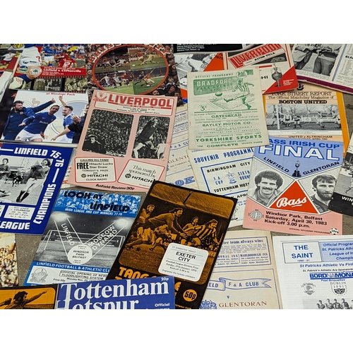 585L - A quantity of 1950s, 60s, 70s, 80s, and modern football pamphlets