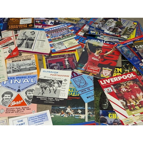 585L - A quantity of 1950s, 60s, 70s, 80s, and modern football pamphlets