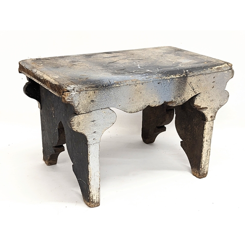 390B - An early 20th century pine stool. 38x23x23.5cm