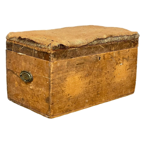 121 - A Victorian trunk. 65x40x38cm