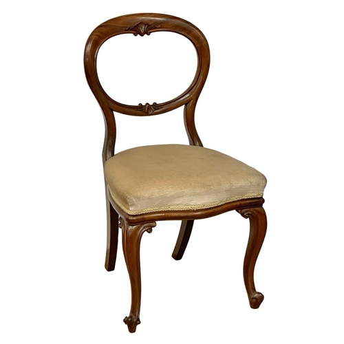 257 - A good quality Victorian rosewood balloon back side chair on cabriole legs