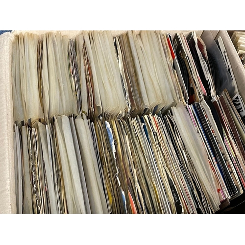 571 - A large collection of vintage 45’s, singles LP, records.