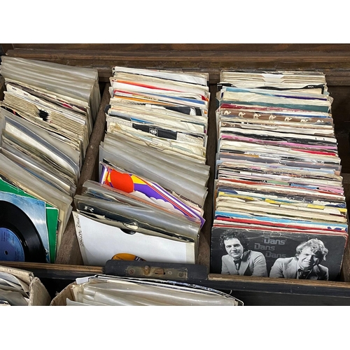 571 - A large collection of vintage 45’s, singles LP, records.