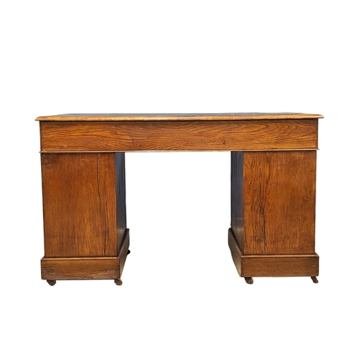 1620 - A Victorian oak pedestal 3 piece desk. 119.5x59x73cm