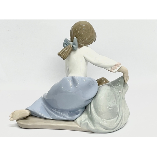 850 - A Lladro figurine ‘Dog’s Best friend’ 18x16cm