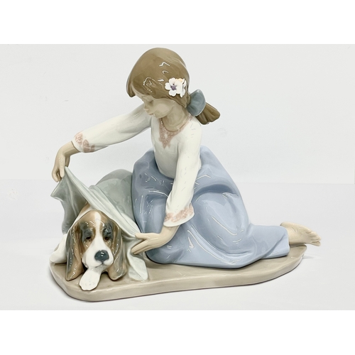 850 - A Lladro figurine ‘Dog’s Best friend’ 18x16cm