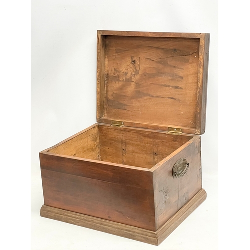 178 - A vintage storage box. 53x43x31cm