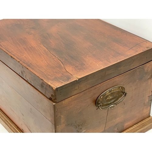 178 - A vintage storage box. 53x43x31cm