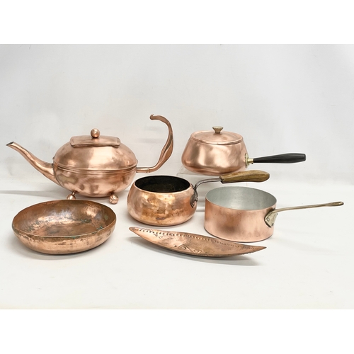 137 - 6 pieces of copper ware. Including a large kettle and a Stockli Netstal pot with handle. Kettle meas... 