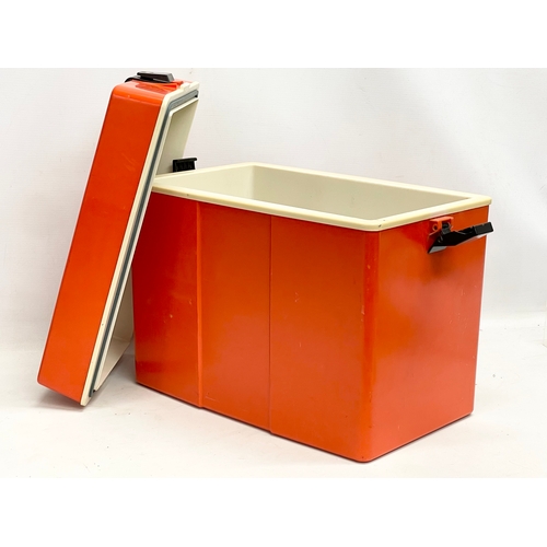 147 - A 1970’s Mid Century picnic cooler box. 41x25x35cm.