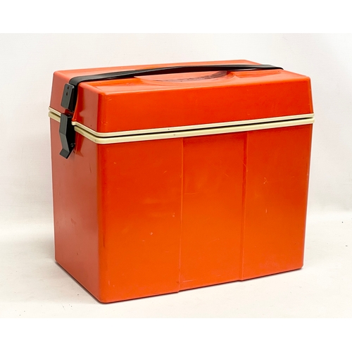 147 - A 1970’s Mid Century picnic cooler box. 41x25x35cm.