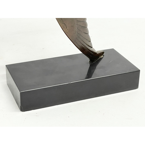 148 - A bronze seagull on slate base. 17x28.5cm.