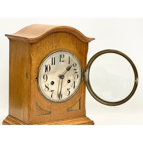 328 - An early 20th century oak cased mantle clock. 1900-1920. With key and pendulum. 24x15x32.5cm