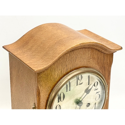 328 - An early 20th century oak cased mantle clock. 1900-1920. With key and pendulum. 24x15x32.5cm