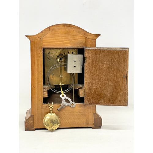 328 - An early 20th century oak cased mantle clock. 1900-1920. With key and pendulum. 24x15x32.5cm