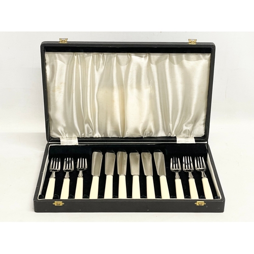 337 - A vintage cutlery set in case. 34.5x22cm