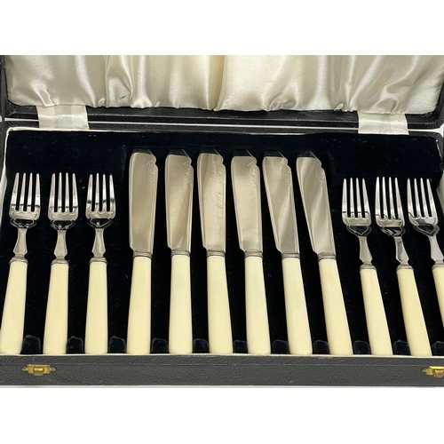 337 - A vintage cutlery set in case. 34.5x22cm