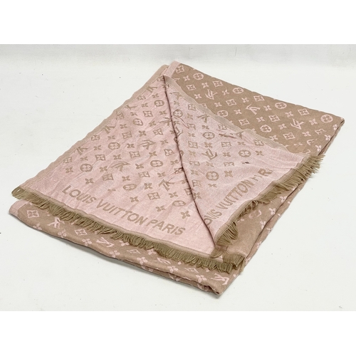 538 - A ladies Louis Vuitton scarf.