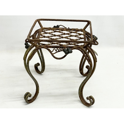 299 - 2 vintage wrought iron plantstands. 19x19x31.5cm