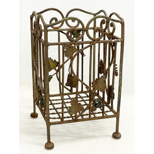 299 - 2 vintage wrought iron plantstands. 19x19x31.5cm