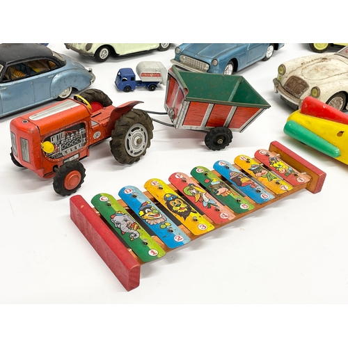 223 - A collection of vintage toys. 5 tin plate Japanese cars, Volkswagen, Ferrari, Land Rover etc 19cm, J... 