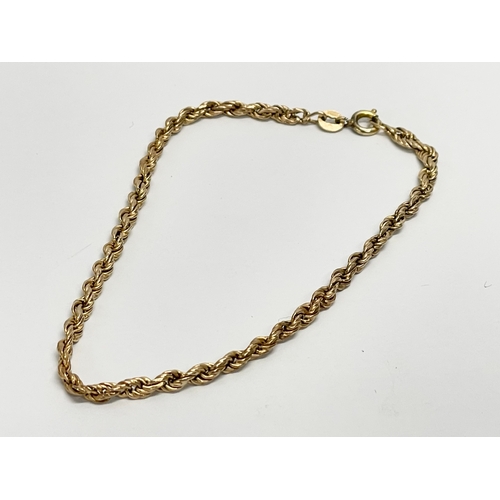 552 - A 9ct gold bracelet. 2.31 grams.