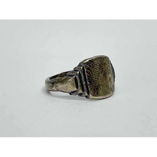 556 - A 1920’s Art Deco silver ring.