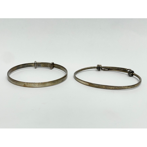 558 - 2 silver bangles. 13.39 grams.