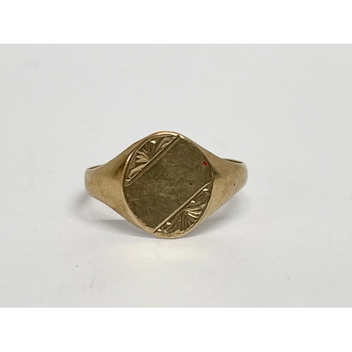 560 - A 9ct gold ring. 1.70 grams.