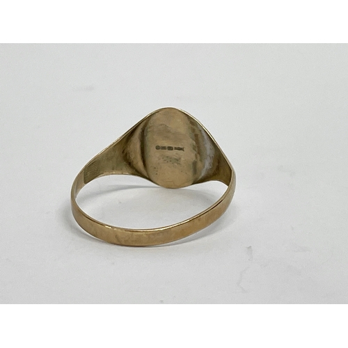 560 - A 9ct gold ring. 1.70 grams.