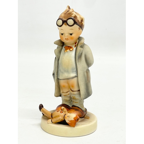 352 - A Hummel Goebel figurine. Doctor. 12cm.