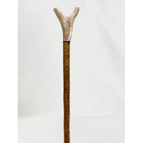 370 - A large vintage stag horn thumb stick. 141cm