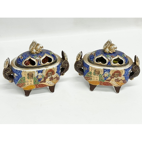 660 - A pair of Japanese Satsuma pottery. 15x12.5cm