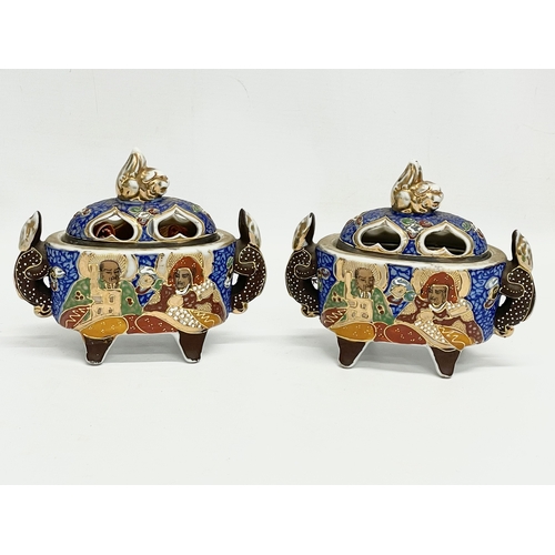 660 - A pair of Japanese Satsuma pottery. 15x12.5cm