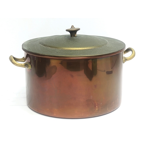 372 - A vintage copper and brass pot. 29x20cm