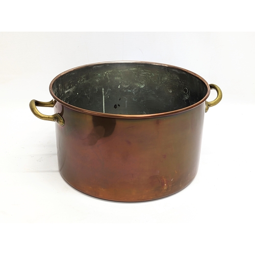 372 - A vintage copper and brass pot. 29x20cm