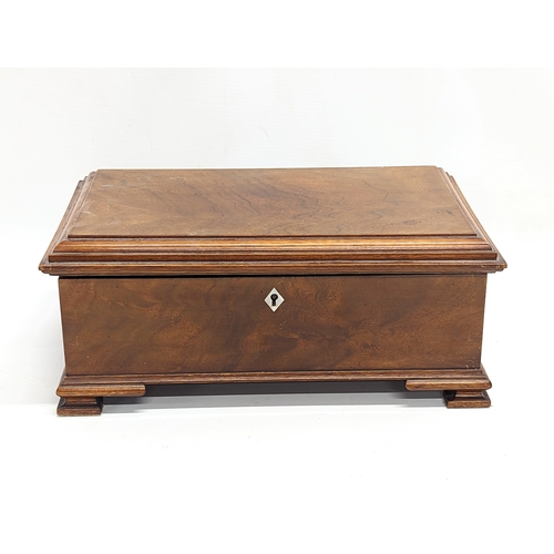 129 - An Edwardian mahogany jewellery box. 32x19x14cm