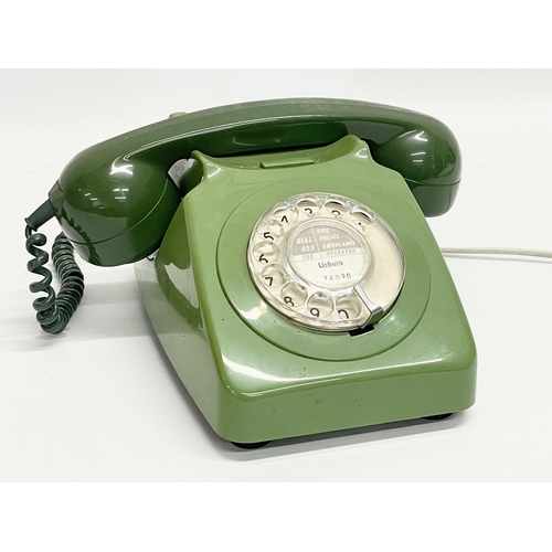 670 - A vintage telephone.