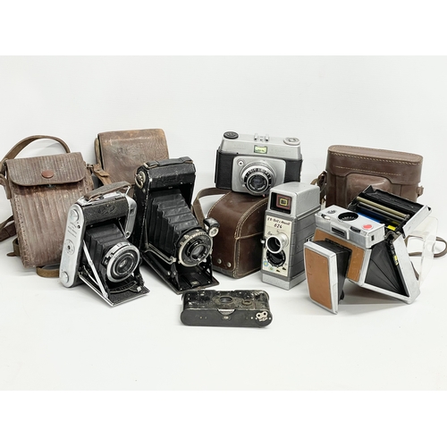 252 - A collection of vintage cameras.