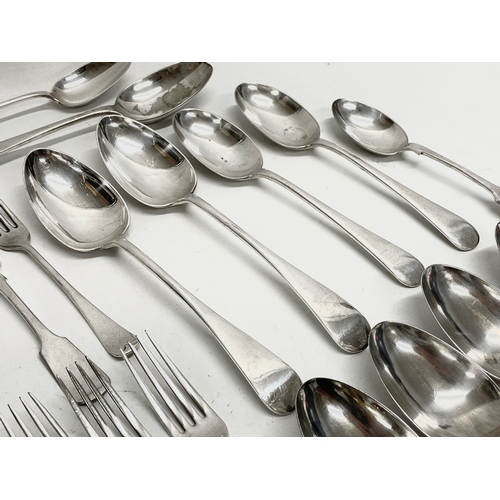 620 - A quantity of good quality 19th and early 20th century silver plated cutlery. forks and spoons, serv... 