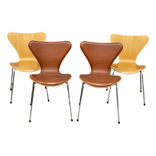 839 - A Danish Fritz Hansen table and 4 chairs. Chairs designed by Arne Jacobsen. Table designed by Piet H... 