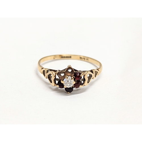 584 - A 9ct gold ring.