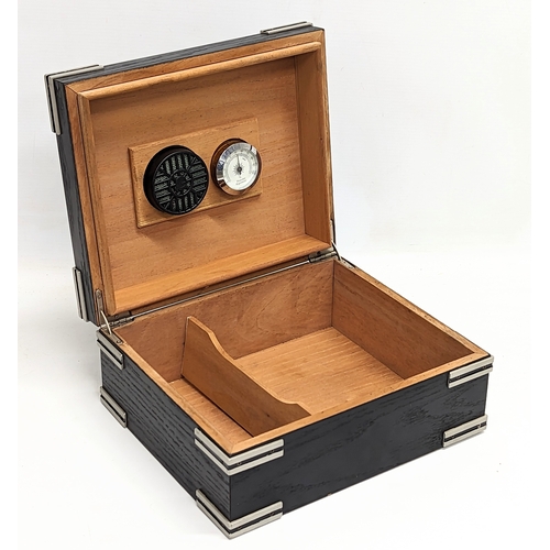 700 - A cigar humidor. 27x23x11.5cm