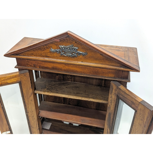 397 - A good quality mahogany tabletop cabinet. 50x18x66cm