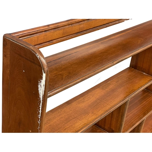 1008 - A large vintage mahogany open bookcase. 119x20x113cm