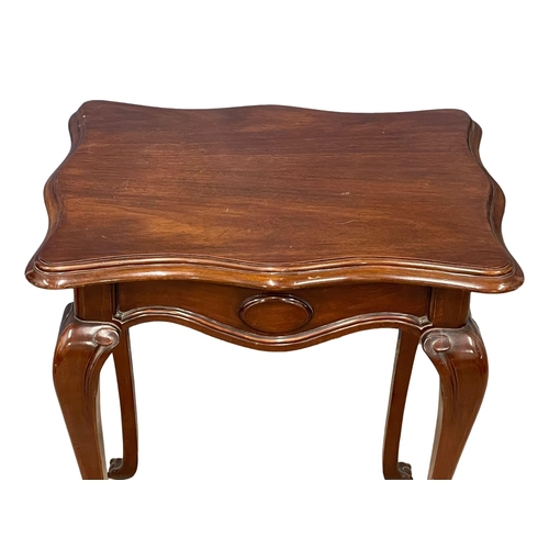 1014 - A good quality vintage mahogany side table on ball & claw feet. 66x52x79cm