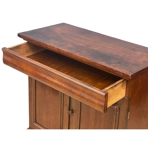 1022 - A Victoorian mahogany side cabinet with a drawer. 
93x45.5x89.5cm