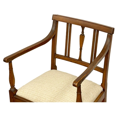 1024 - A Georgian Elm and Beech armchair. Circa 1810-1820.