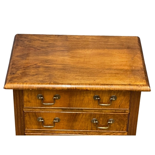 1048 - A small good quality Georgian style chest of drawers on bracket feet.  55x37x63cm